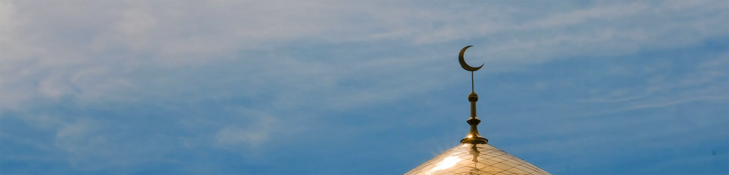 goldene Moschee, im Hintergrund ein blauer Himmel